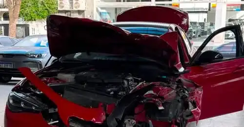 Con el auto en ese estado, el conductor circuló por la autopista Panamericana.