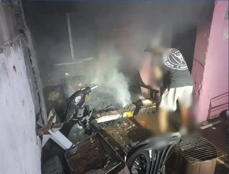 Bomberos sofocó el incendio de un sillón.