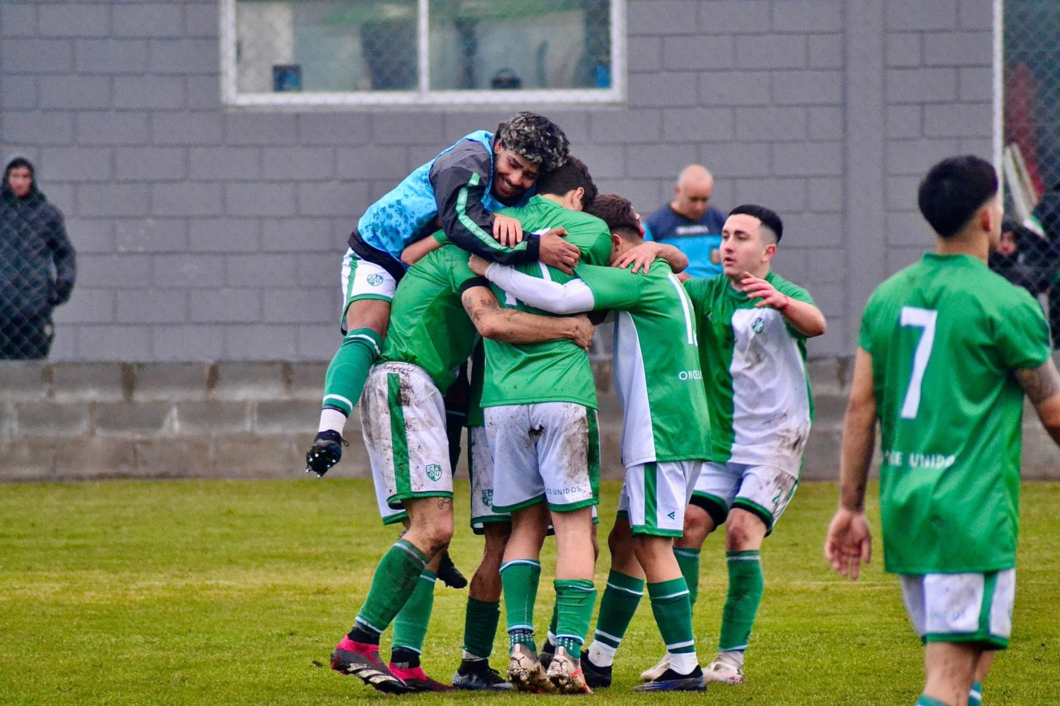 Once Unidos celebra uno de los goles de esta tarde (Foto: Tomás Russo)