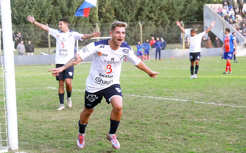 Fútbol: Independiente ganó y avanza en el Regional