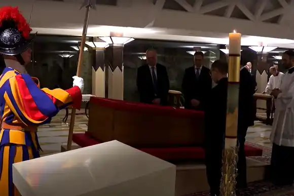 El féretro del papa Francisco será cerrado este viernes en el Vaticano