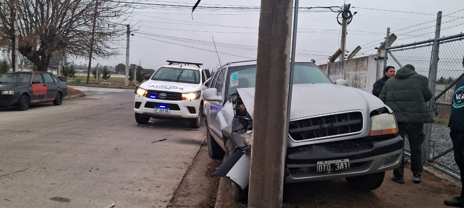 La camioneta culminó sobre la vereda.