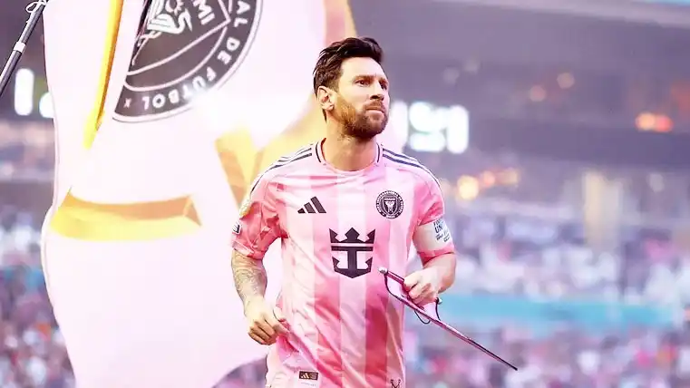 Messi se lesionó en la práctica y es duda para el partido con Porto