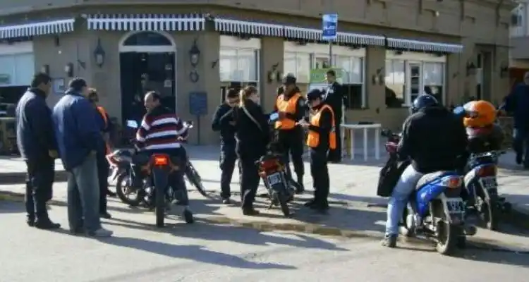 Multaron a cuatro motociclistas por circular sin casco