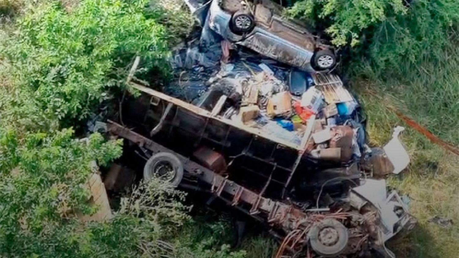 Son dos los fallecidos tras la caída de un camión desde un puente del Complejo Zárate-Brazo Largo