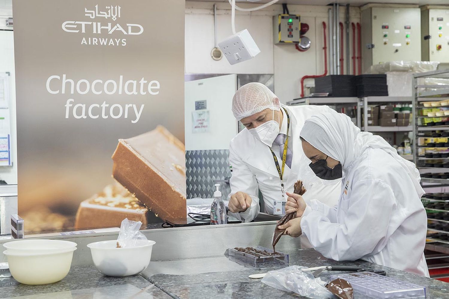 Etihad Airways crea una fábrica de chocolates y le brinda una nueva oportunidad a las mujeres