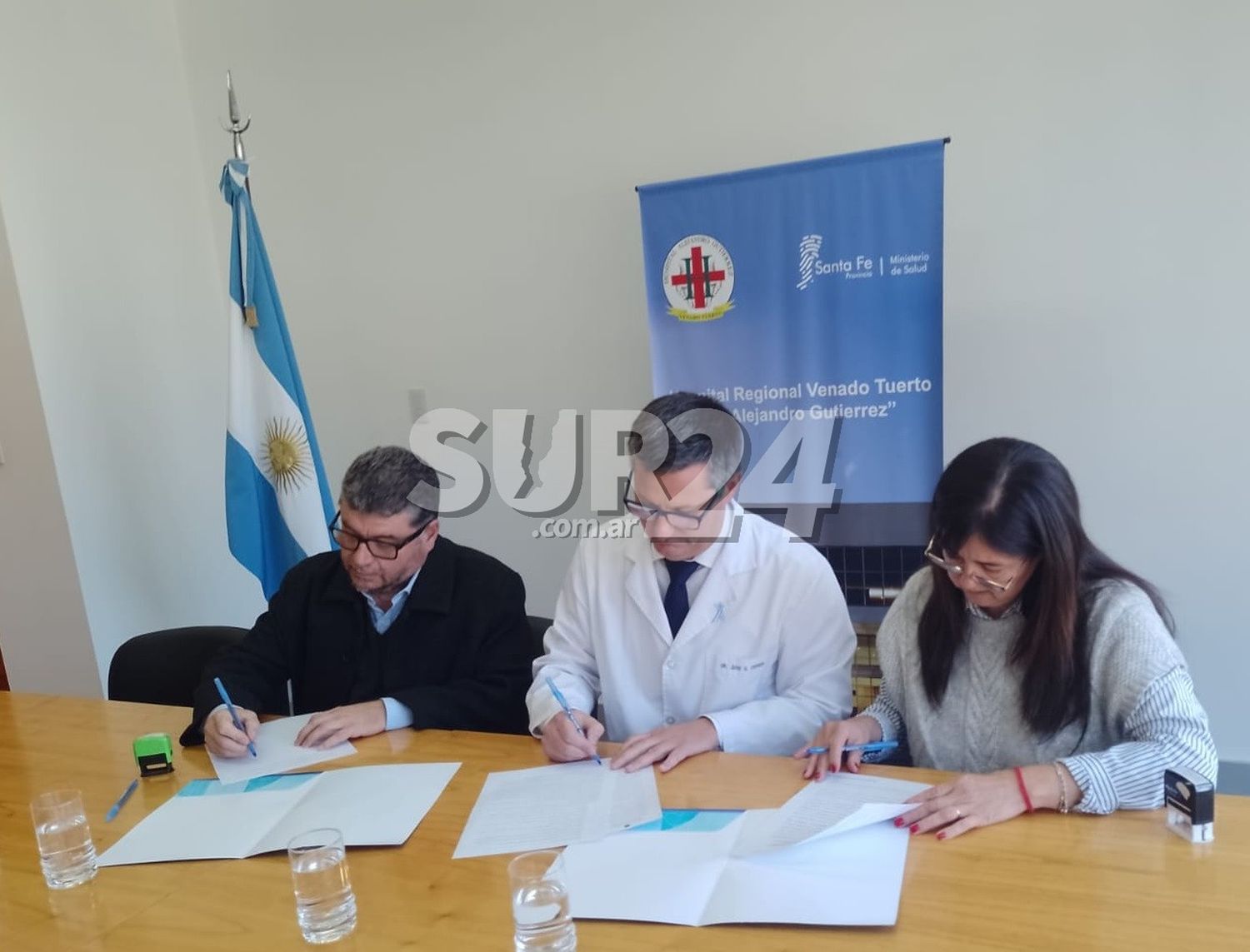 Jorge Rena, Juan Ferrer y Silvina Leiva durante la rúbrica del acuerdo. Foto: Sur24.