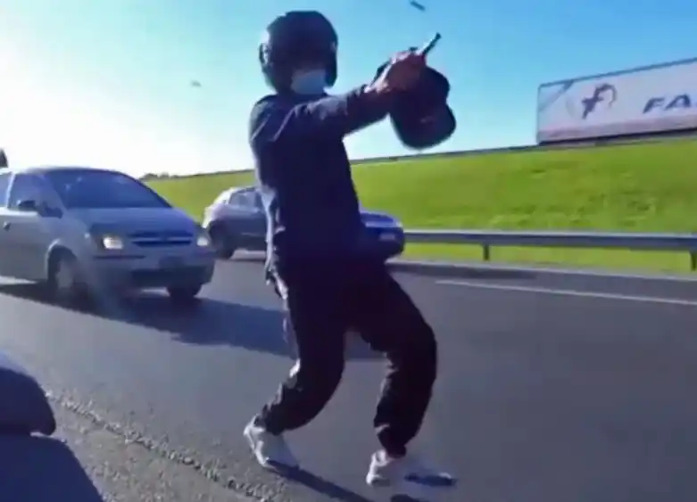 Escalofriante robo en vivo: dos motochorros lo asaltaron en plena Panamericana