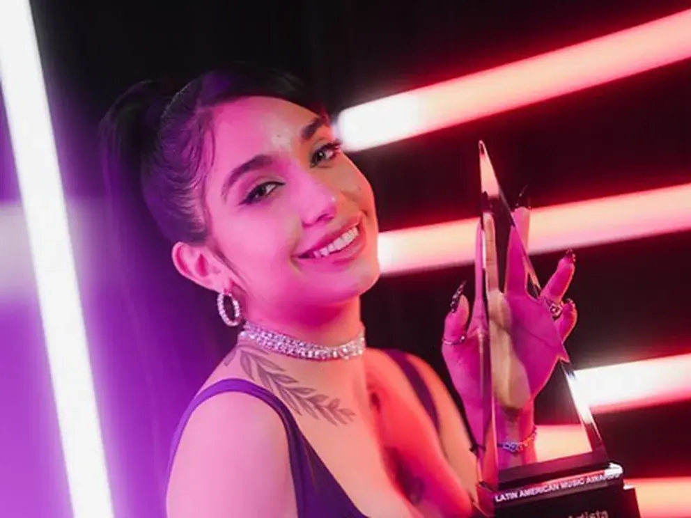 María Becerra ganó el premio a la “Nueva artista del año” en los Latin American Music Awards 2022