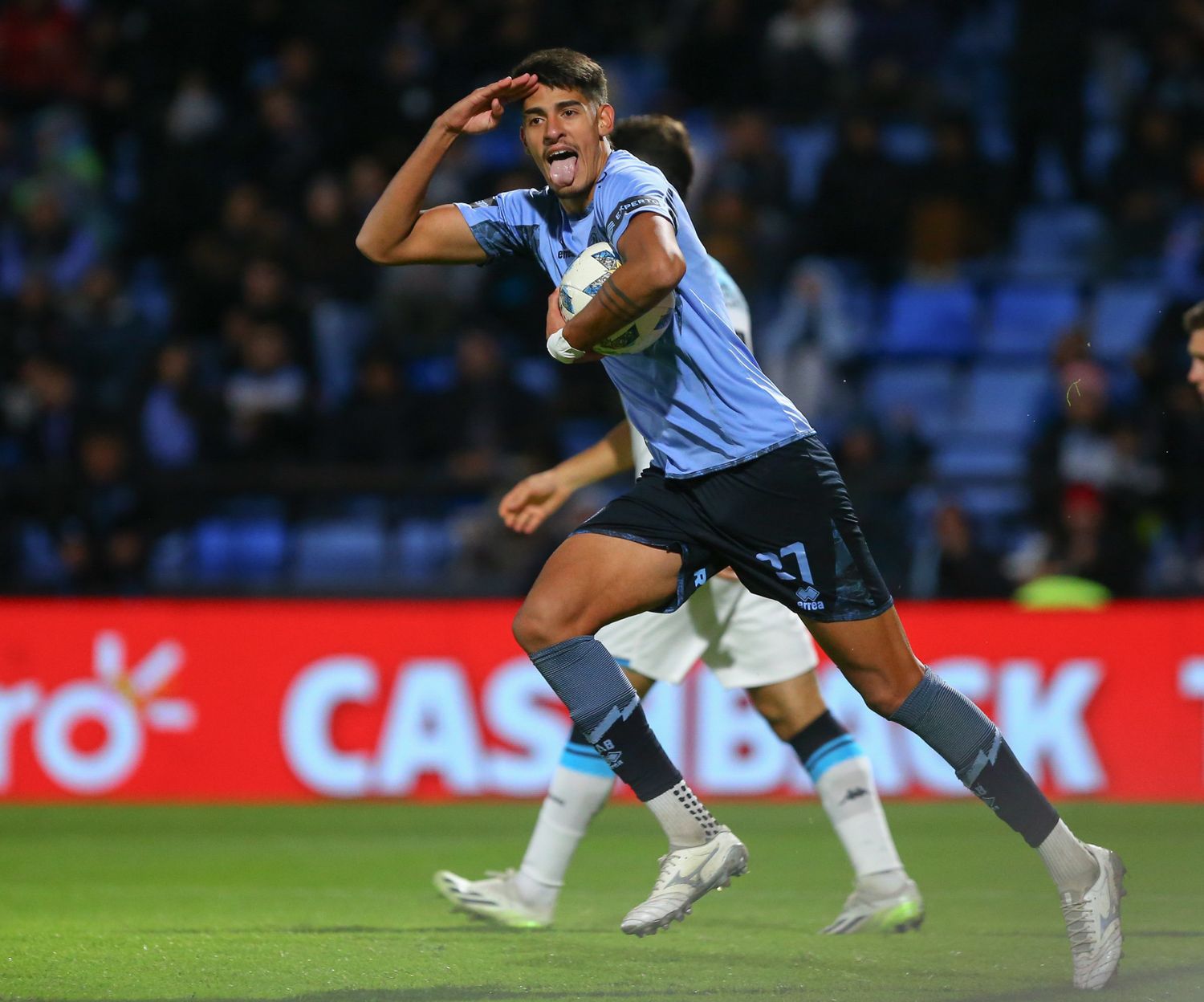 Troilo festeja el segundo gol de Belgrano, que inició la remontada final.