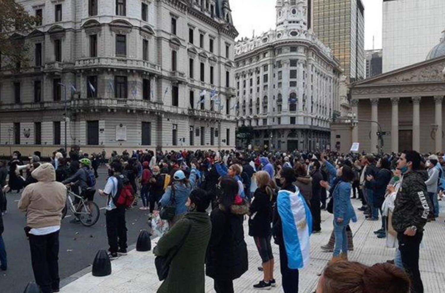 Protesta frente al Cabildo en rechazo al aislamiento obligatorio