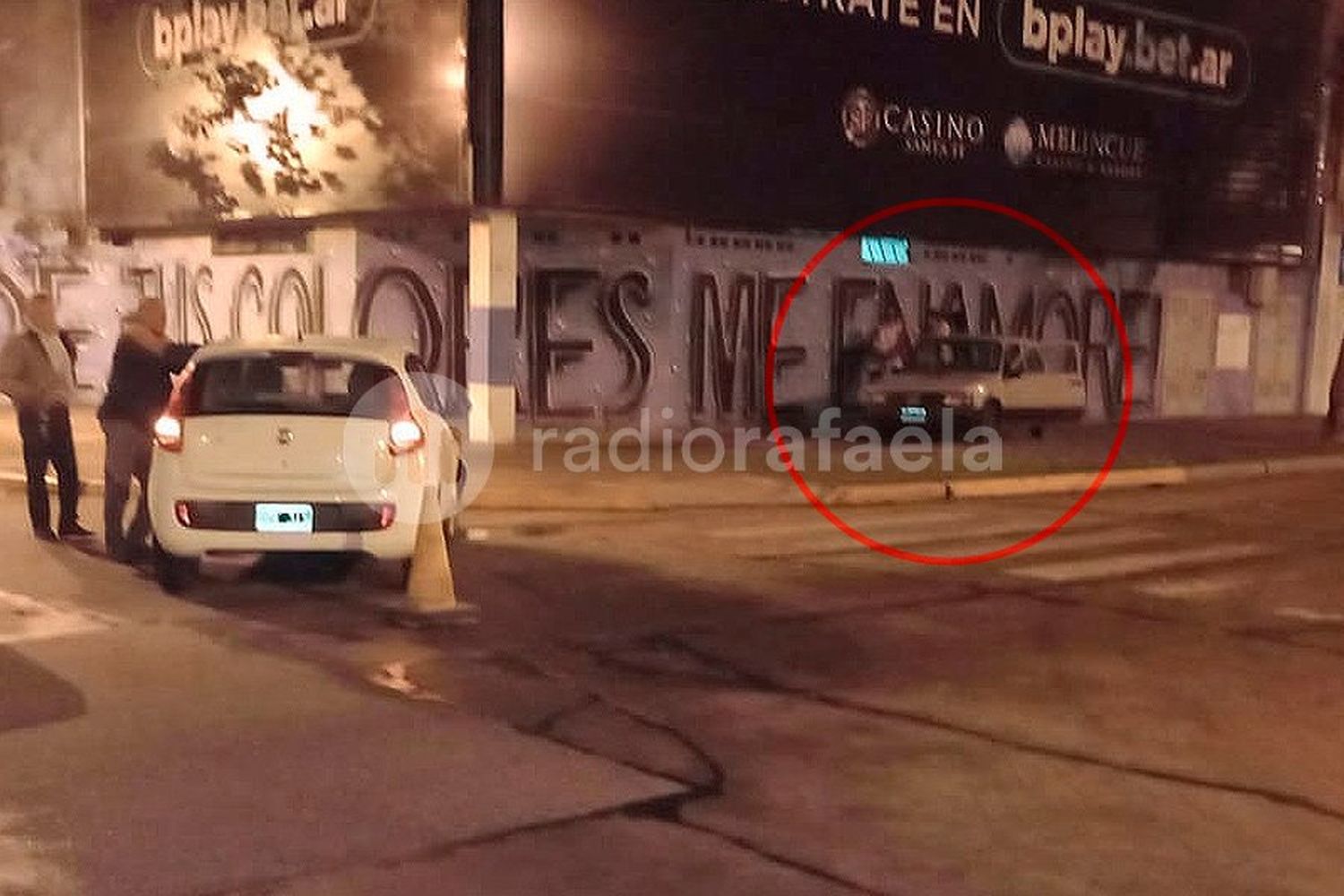 Fuerte choque en la madrugada terminó con un auto en la vereda
