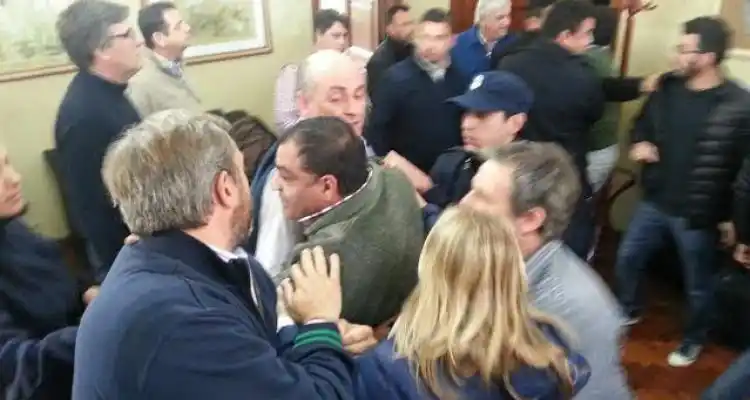 Conflicto en la guardia: Médicos interrumpieron la conferencia de prensa a “gritos y patadas”