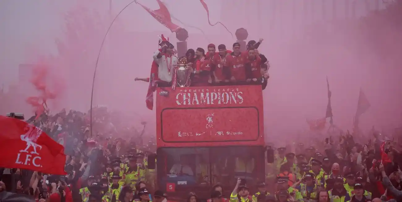 Los jugadores del Liverpool festejaban el campeonato y pasó lo peor. Foto: Reuters
