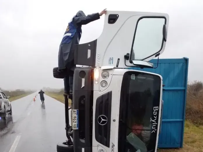 Volcó un camión en una ruta entrerriana en medio de las intensas lluvias