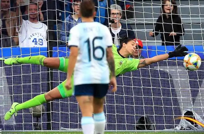 La FIFA declaró como «manotazo cósmico» el penal tapado por Vanina Correa