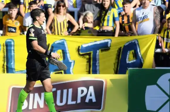 Polémica en el VAR: los fallos de Andrés Merlos que generaron fastidio en el Gigante de Arroyito