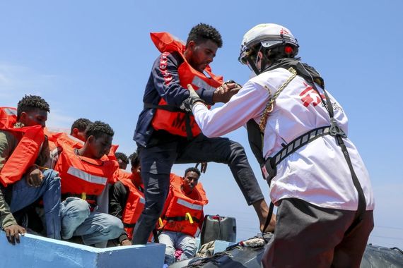 Un barco rescató varias decenas más de migrantes náufragos en el Mediterráneo