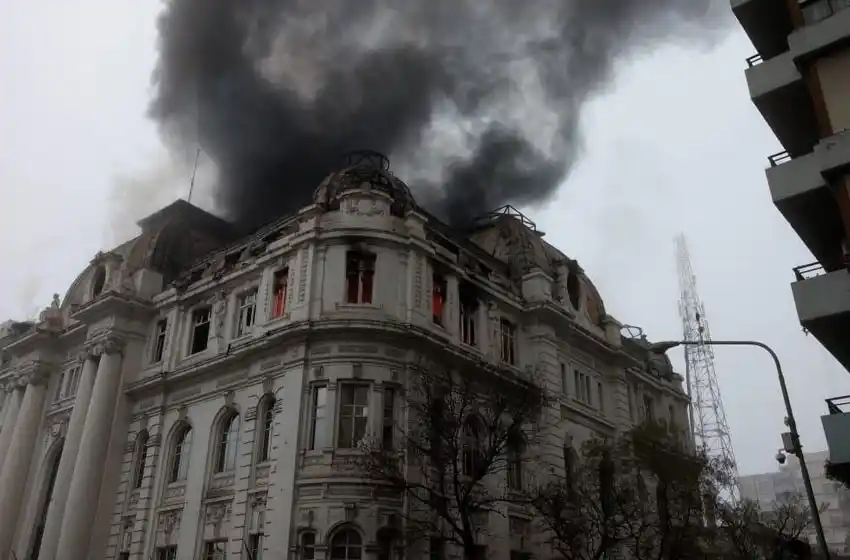 Impresionante incendio en la sede del Banco Nación de Bahía Blanca