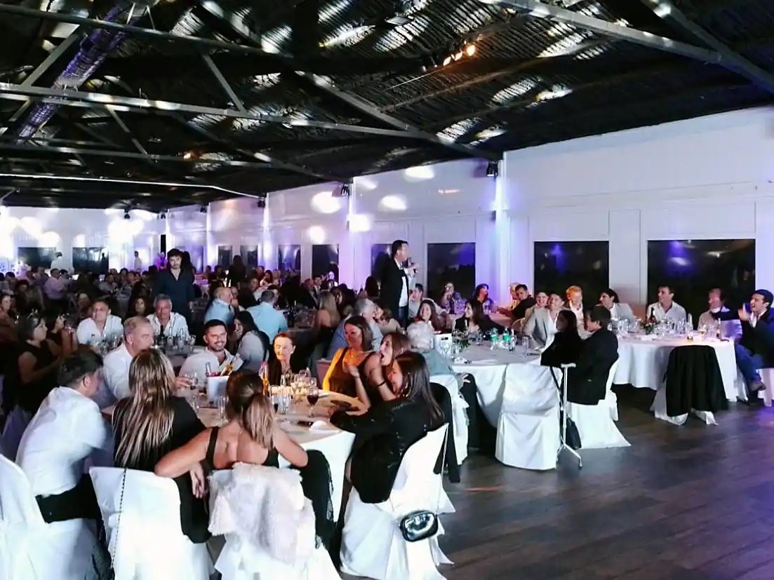 La cena contó con doscientos comensales.
