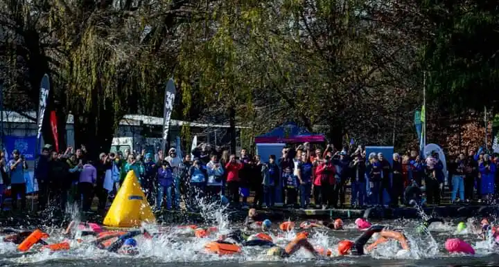 Una imagen de los competidores en las aguas del Lago del Fuerte.