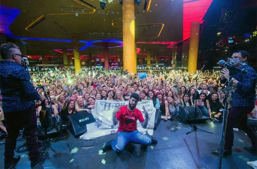 Con elegancia y algarabía, Ulises Bueno colmó de cuarteto al City Center