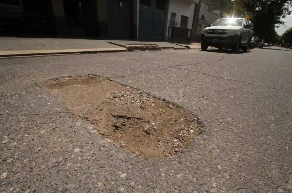 Una ciclista sufrió lesiones por un bache