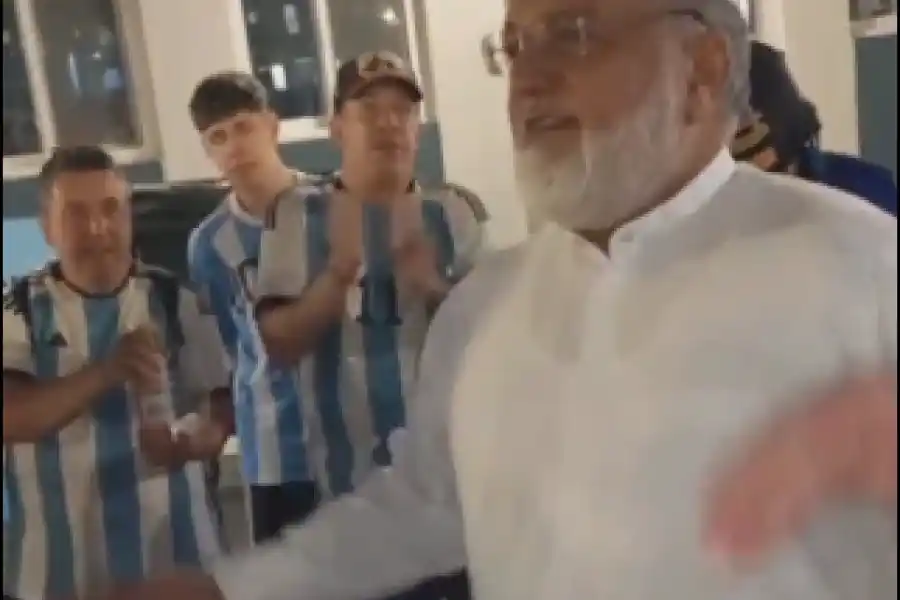 VIDEO | Jeque sorprendió a fanáticos argentinos durante un asado y les hizo un inesperado regalo
