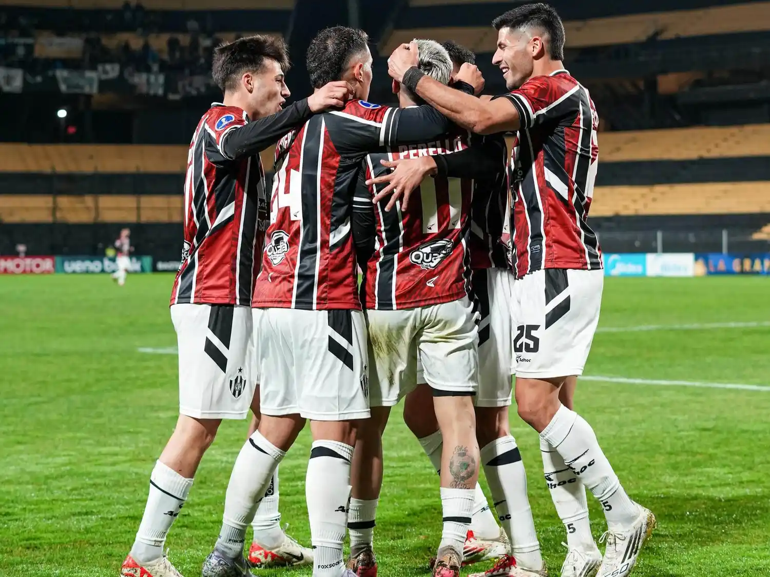 El festejo de los jugadores de Central Córdoba.