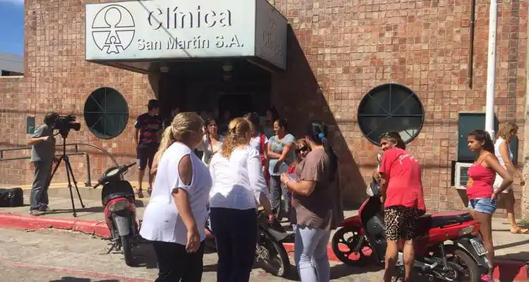 Clínica San Martín: Protesta de trabajadores en las puertas del edificio