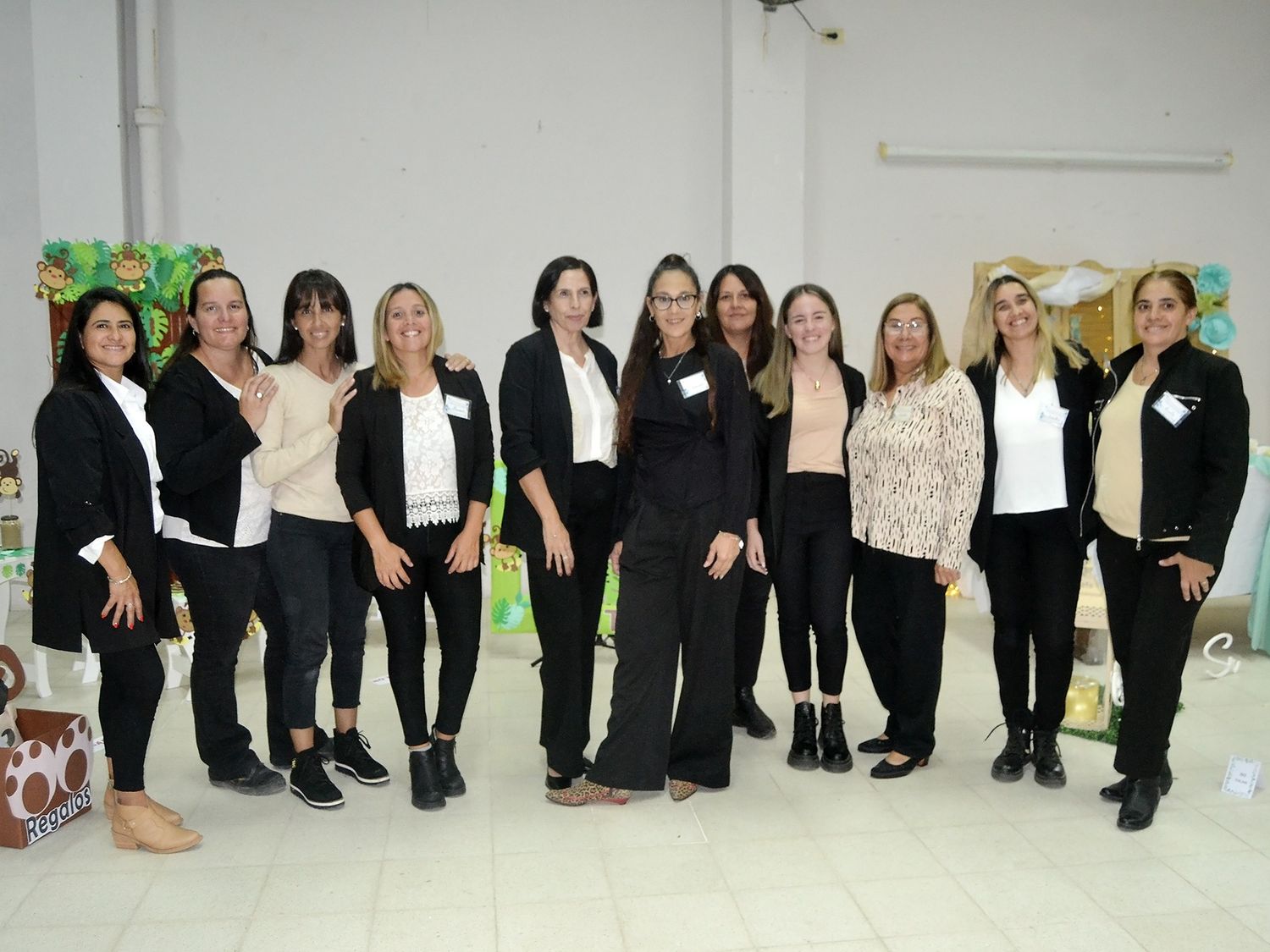 Gabriela Villa (en el centro) junto a las estudiantes del curso FP.