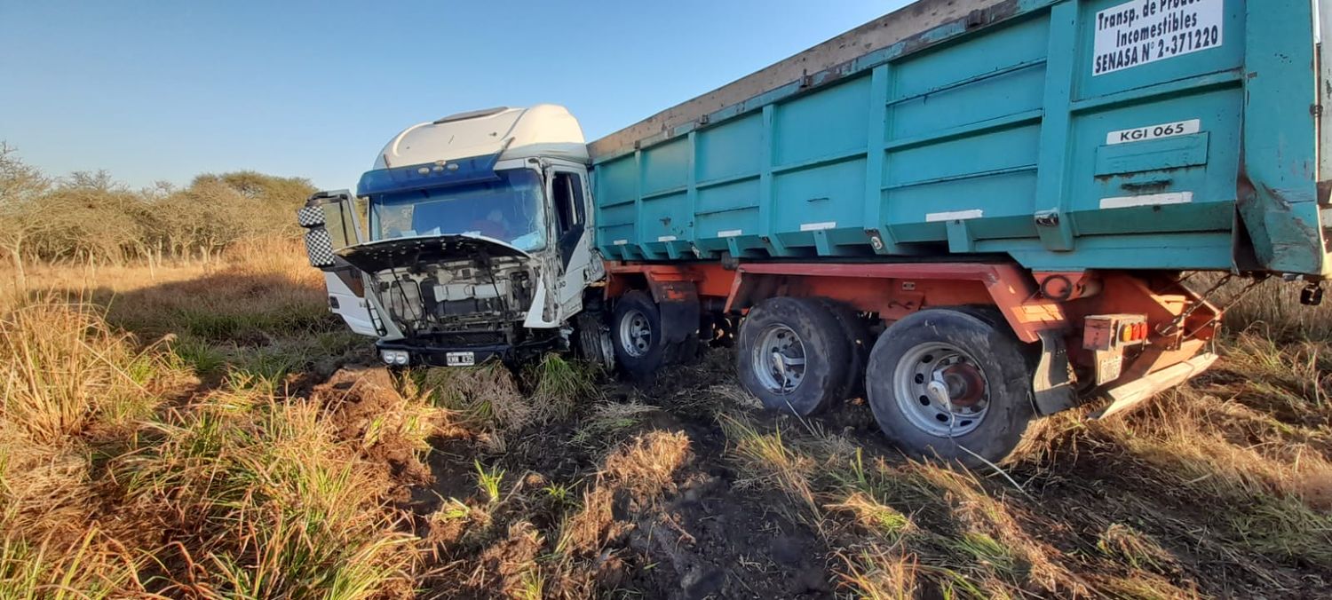 Dos camiones chocaron en la Ruta 12 y hospitalizaron a uno de los choferes