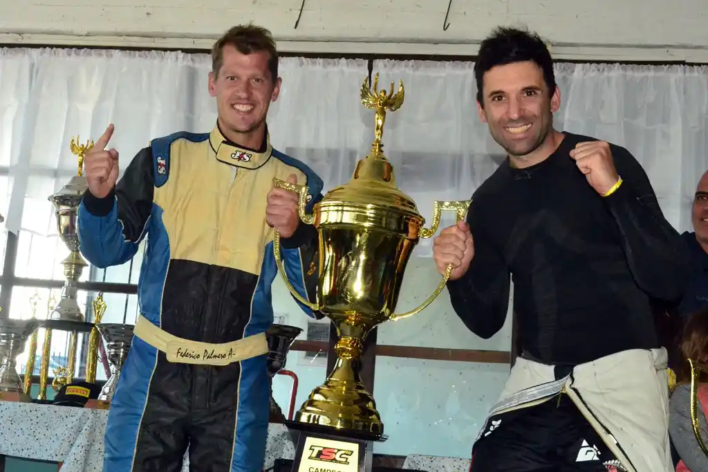 Alegría compartida. Luego de consagrarse campeones, Federico Palmero y Bruno Boccanera muestran orgullosos el trofeo alcanzado en el Turismo Special de la Costa