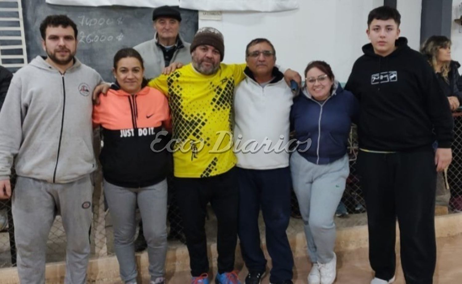 Los finalistas del torneo. Lautaro Quiros, Carla González y Darío González, junto a los ganadores de la competencia