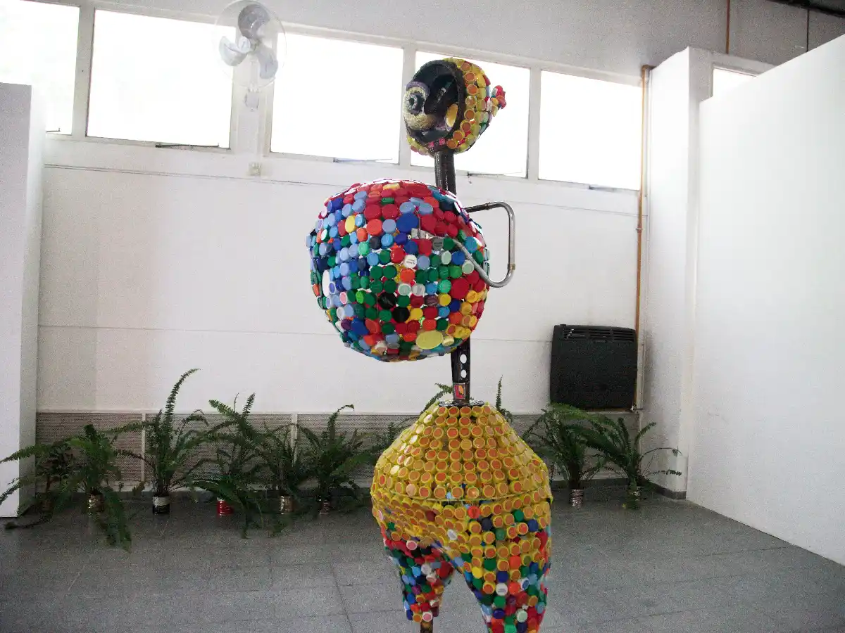 Hizo de los desechos  esculturas que exhibirá en el Museo