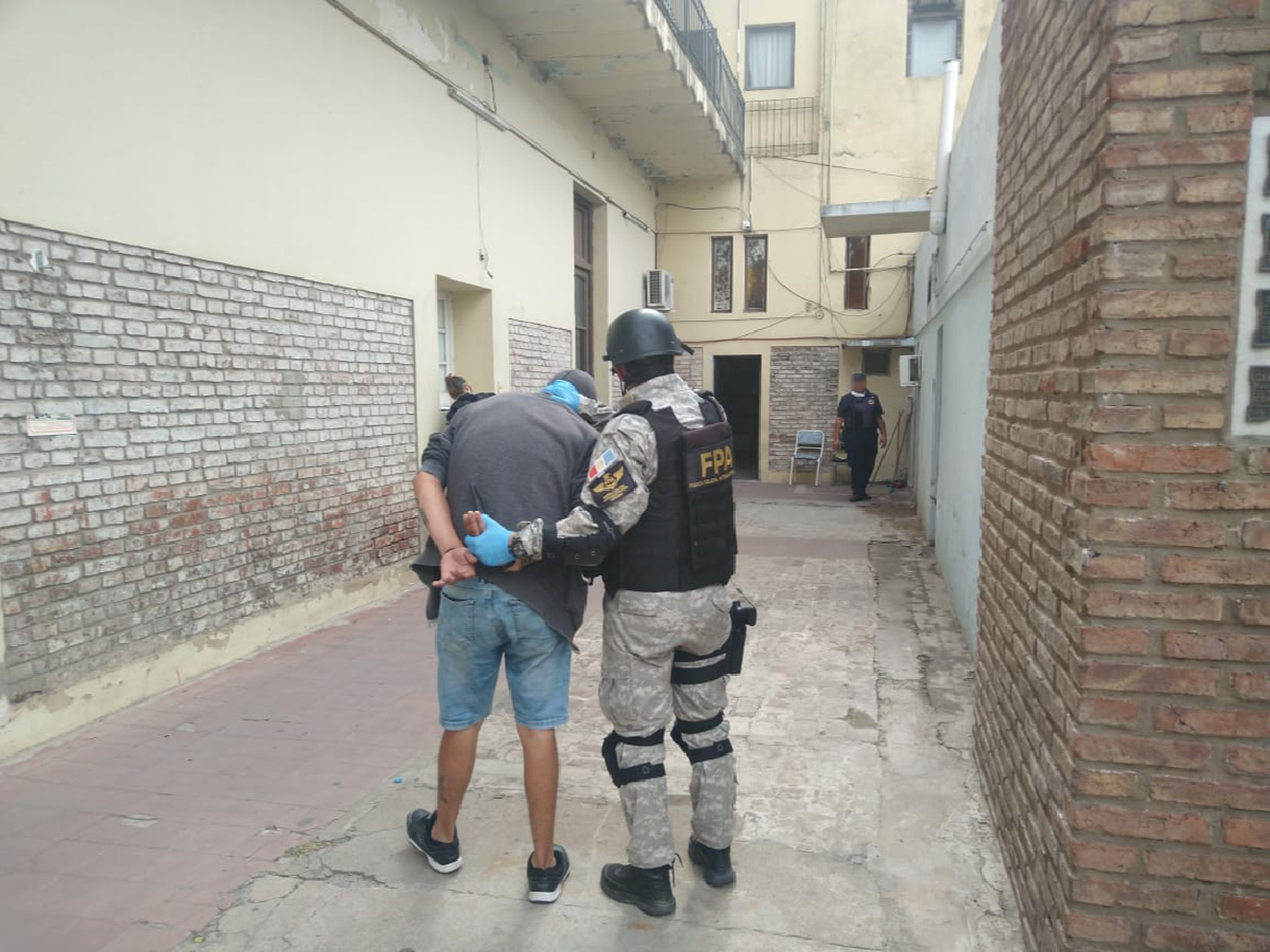 Lo detuvieron por violar la cuarentena y hallaron marihuana en su moto