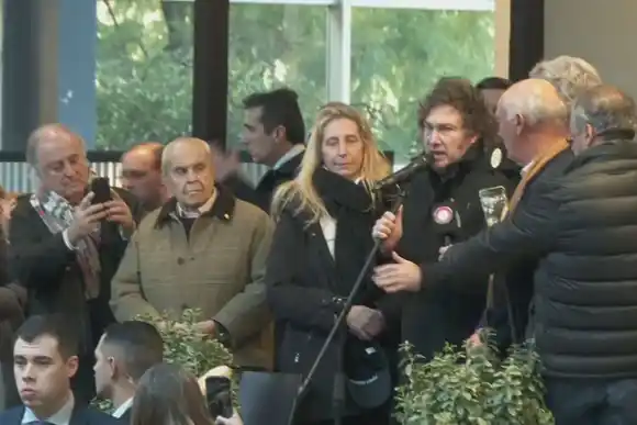 Milei en La Rural, prometió “eliminar el impuesto PAIS” y "después las retenciones”