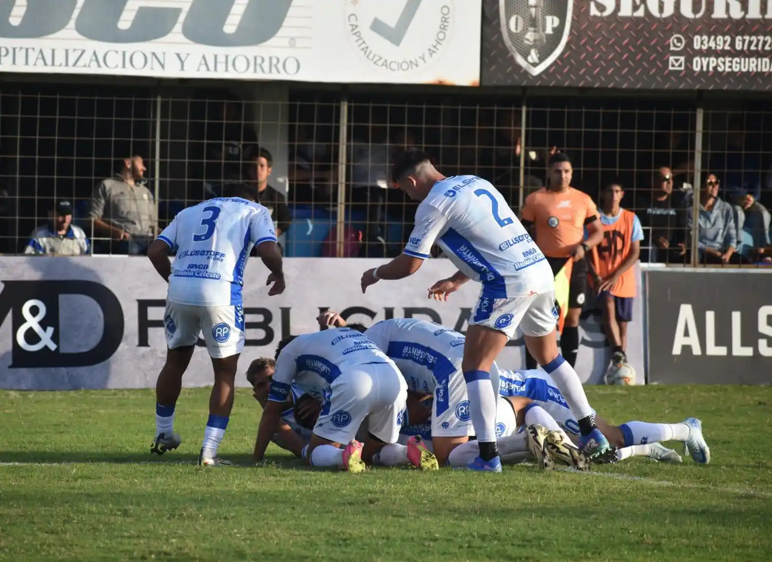 El abrazo luego del primer gol. Créditos: Prensa AR.