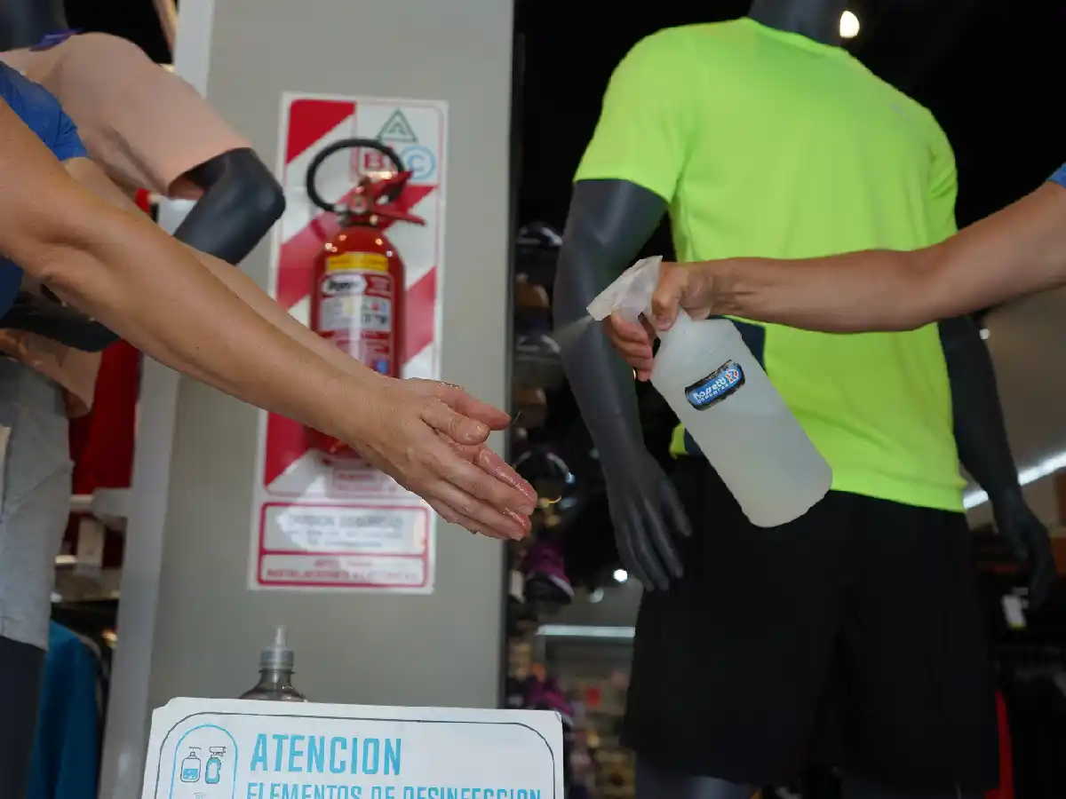 Los comercios no se relajan y  siguen con el protocolo covid   