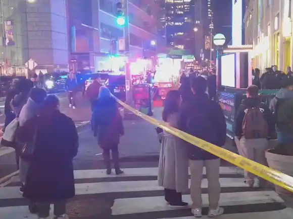 Un adolescente abre fuego y hiere a tres personas en Times Square