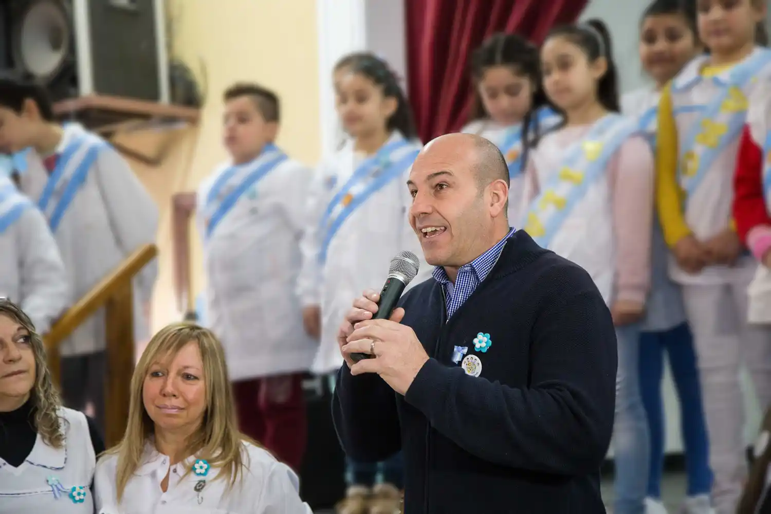 Quilmes: Molina tomó la promesa de lealtad a la Bandera a los alumnos de la escuela N°18 