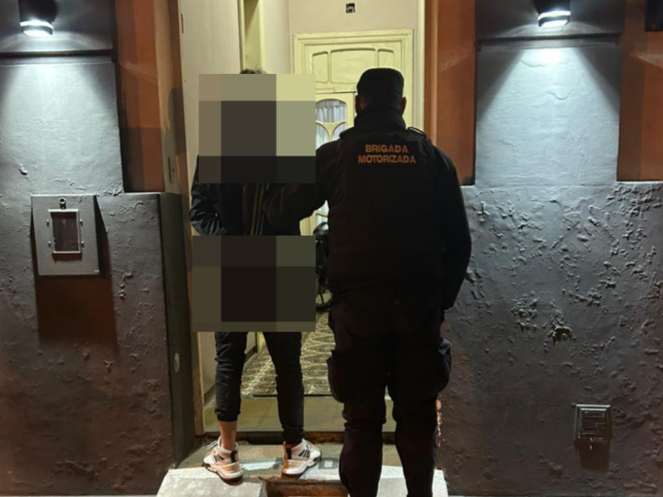 Se encontró con un ladrón dentro de su casa y lo retuvo hasta que llegó la policía