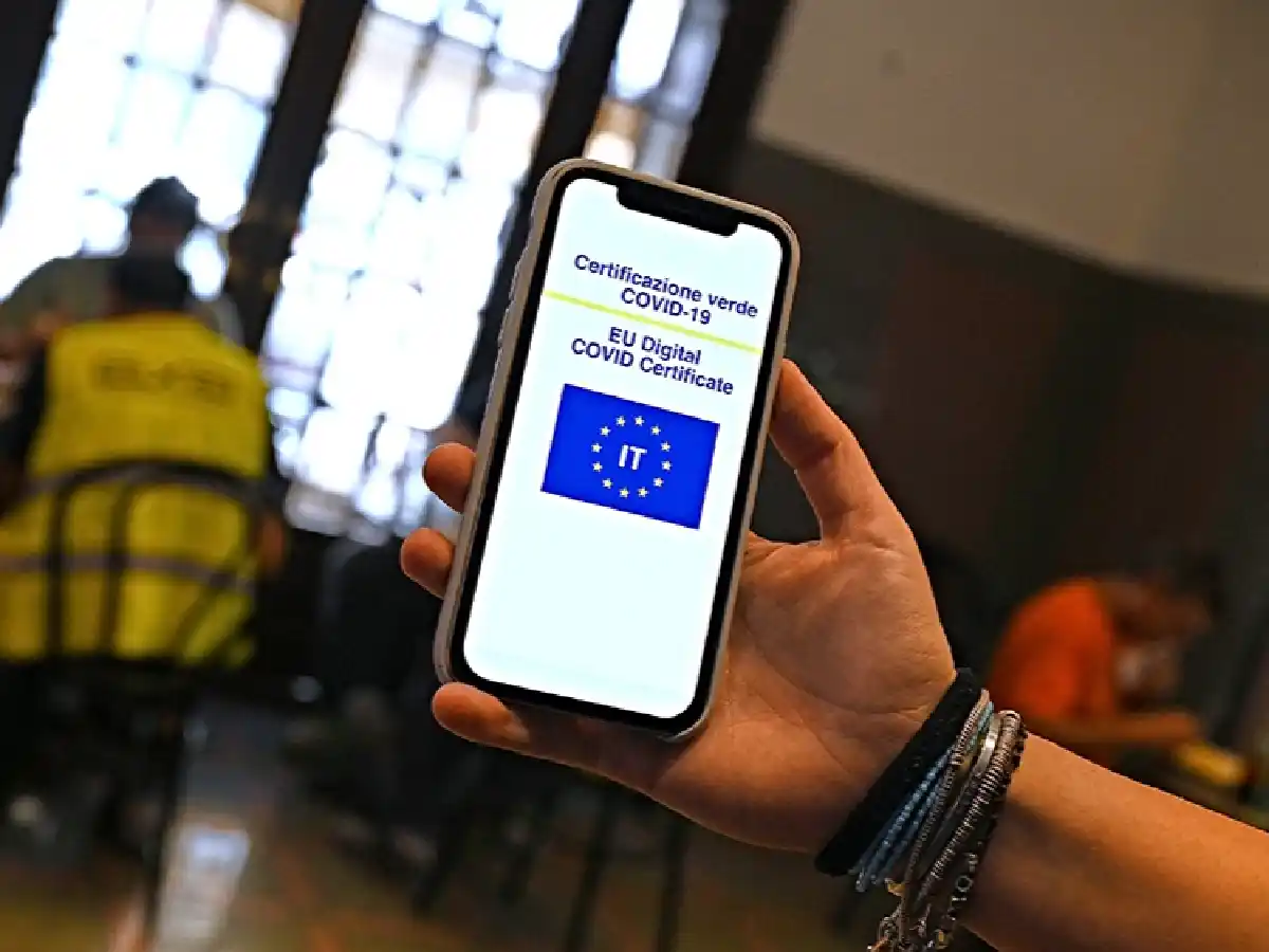 Italia autorizó que se pidan documentos en bares y locales para verificar el "pase verde"
