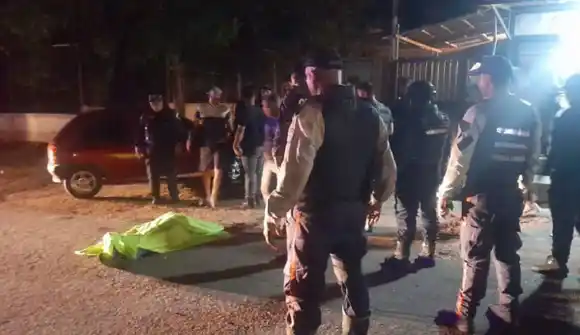 ¡HAY 4 PERSONAS HERIDAS! ACRIBILLAN A POLICÍA y un civil en una licorería en Charallave