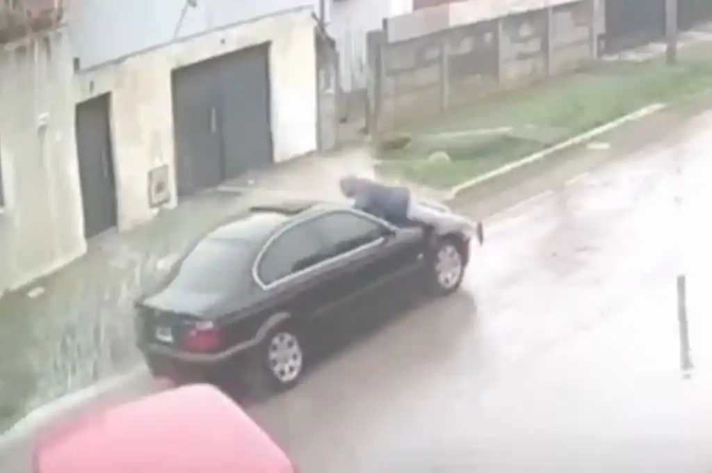 Discutió y lo arrastró arriba del capot