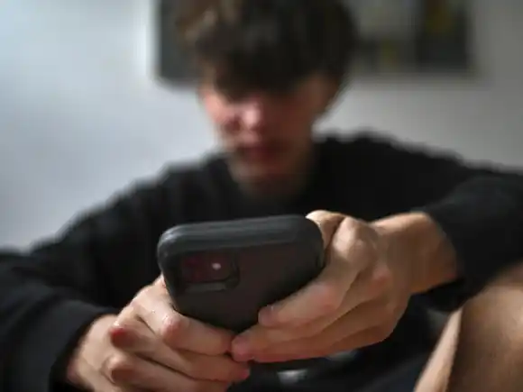 Estudio revela por qué los menores de 13 años no deben tener un smartphone