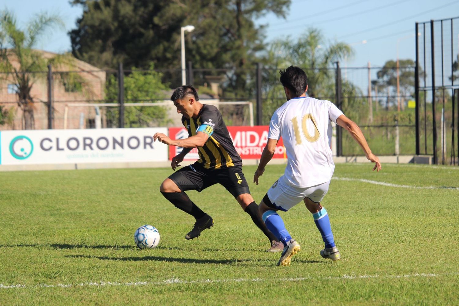 FOTO PRENSA SOL DE AMÉRICA Agustín Jara, pelota al pie ante Abecasis.