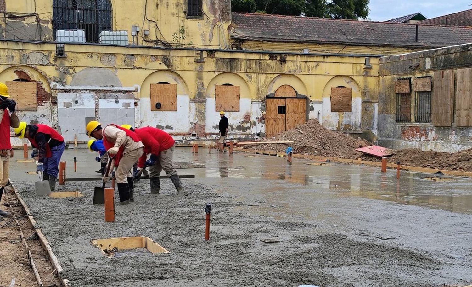 Trabajo de hormigoneado para la construcción de nuevos pabellones.