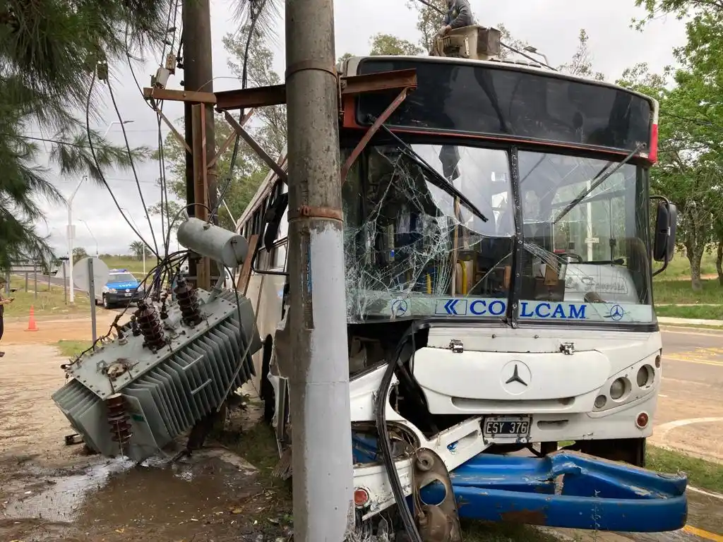 Un colectivo embistió una subestación transformadora y dejó sin servicio eléctrico a parte de Villa Zorraquín