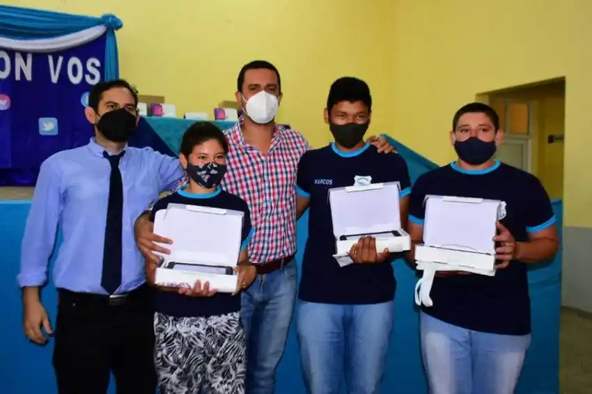 El vicegobernador Solís terminó la entrega del programa Cinco mil tablets para Formosa